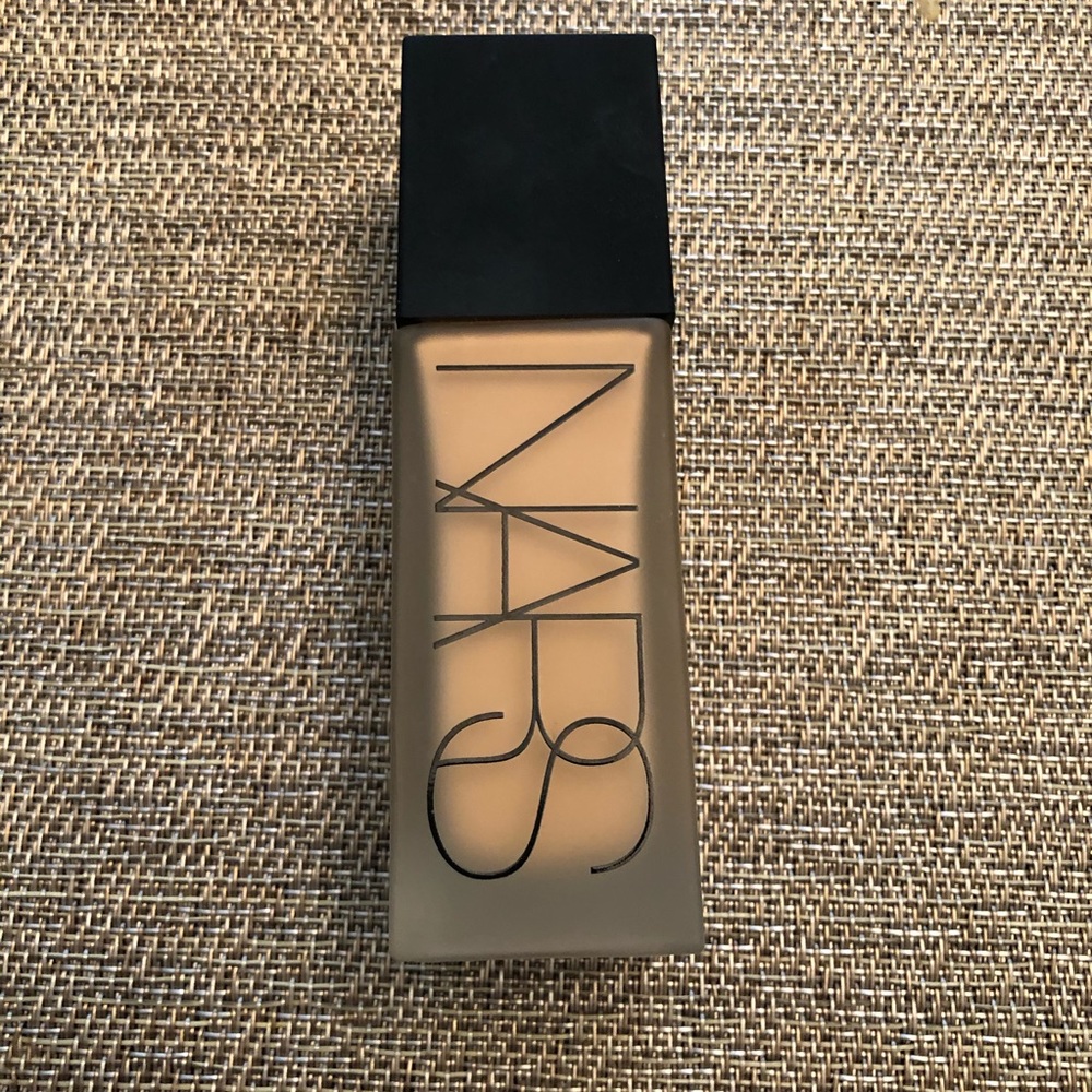 NARS All Day Luminous Foundation Barcelona